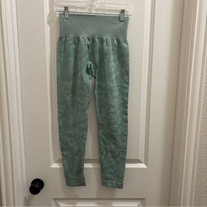 NVGTN Camo Seamless Athletic Leggings Light  Green Womens M Yoga Workout Pants